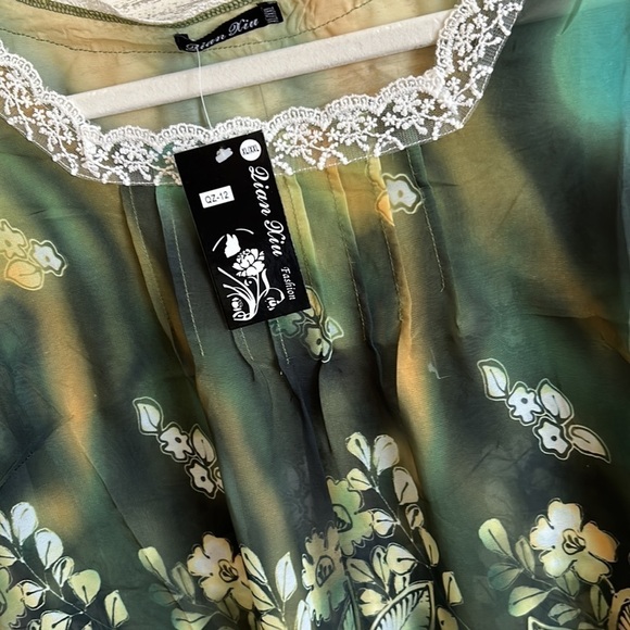 Lian Xiu Floral Silhouette Blouse | SIZE XL/XXL - Picture 5 of 6